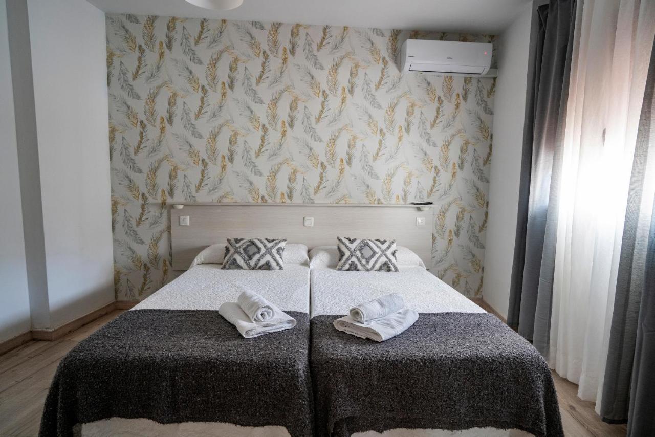 Hostal Plaza De Italia Caces Eksteriør billede
