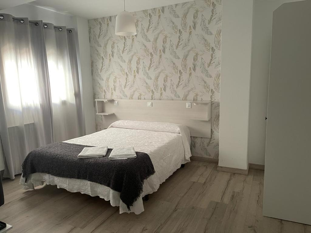 Hostal Plaza De Italia Caces Eksteriør billede